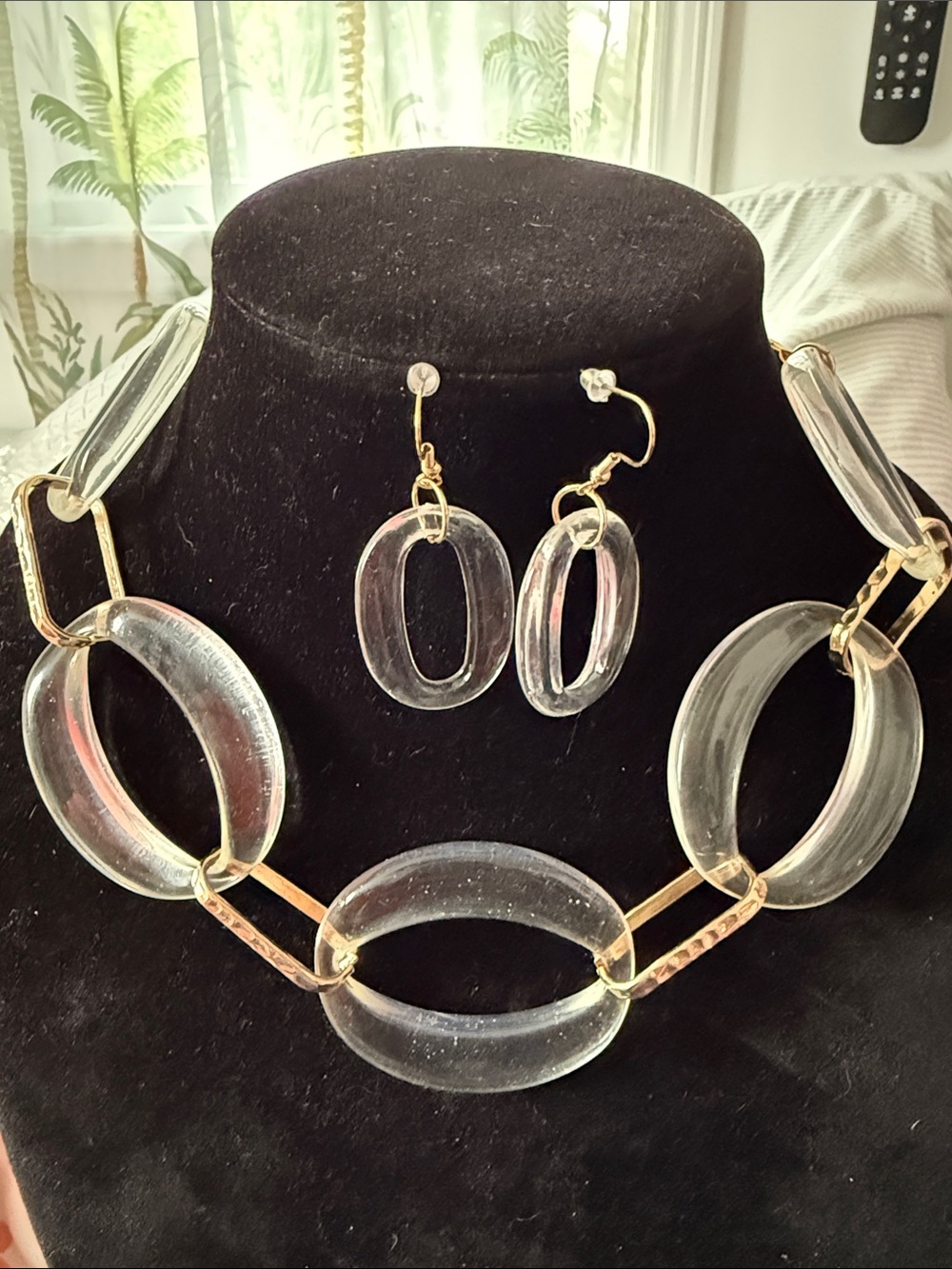 New Women’s Bold Clear Acrylic Oval & gold Link Necklace and Earring Set 13.25”